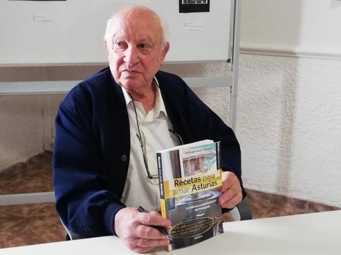 José Antonio Fidalgo presentó su nuevo Libro en el CI Sierra del Sueve - Concejo de Colunga