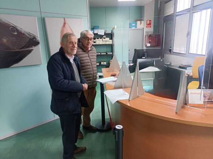 Presentación de firmas esta mañana contra la privatización pesca del oriciu - Asturias