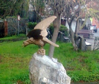 El águila del Monumento vuelve al parque D. Hernán Pérez Cubillas - Concejo de Colunga