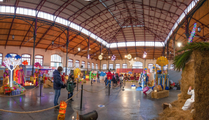 La actividad, La Plaza de los Reyes Magos, acogió a más de 1000 personas en la Recepción organizada por el Ayuntamiento de Villaviciosa en la Plaza de Abastos - Concejo de Villaviciosa