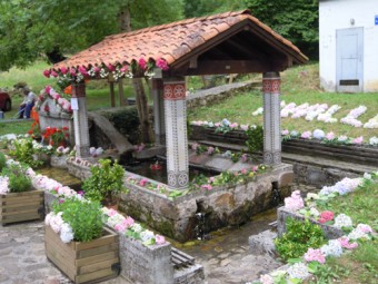 La fuente del Cantu de Avalle gana el certamen de enrame de fuentes de Parres - Concejo de Parres