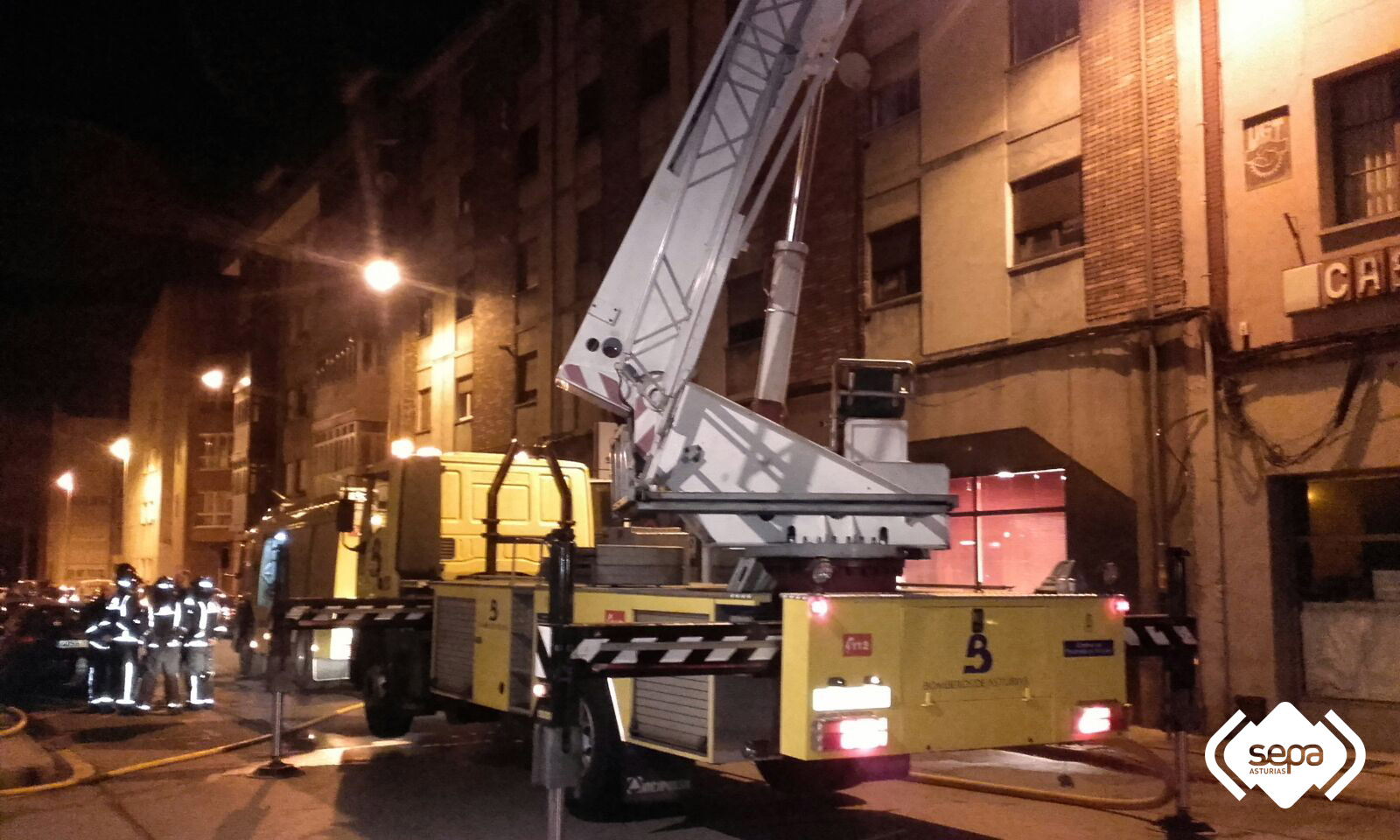 Arde un inmueble situado en la calle Marqués de Bolarque, número 20, en La Felguera, Langreo. - Asturias