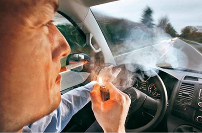 Fumar conduciendo es ya una infracción grave y resta cuatro puntos del carnet de conducir - Sociedad y Cultura