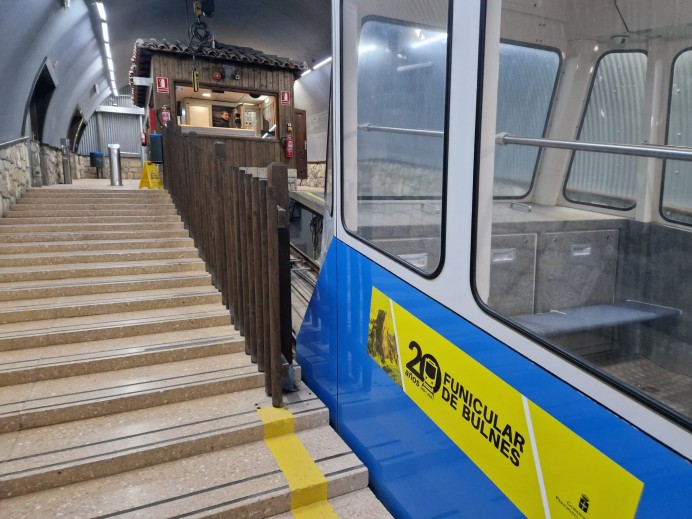  Movilidad instala una nueva plataforma de carga en el funicular de Bulnes para reforzar el transporte de mercancías este verano - Concejo de Cabrales
