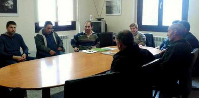 La Junta Ganadera Municipal abordó hoy los acotamientos de pastos y el problema de la infección por tricomonas en los rebaños de vacuno en el concejo - Concejo de Llanes