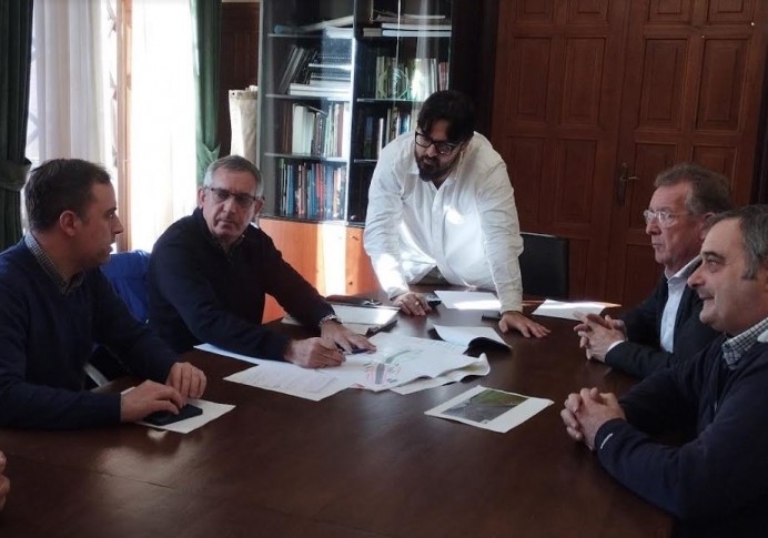Encuentro entre Ayuntamiento de Llanes y directores generales de Infraestructuras y Administración Local - Concejo de Llanes