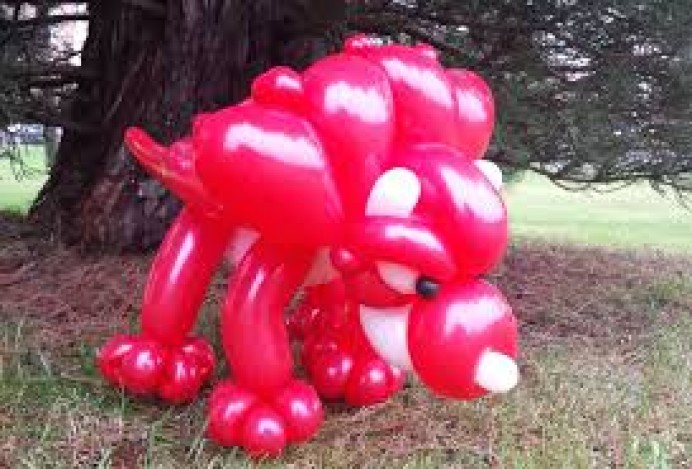 Taller de globoflexia y dinosaurios en El MUJA - Concejo de Colunga