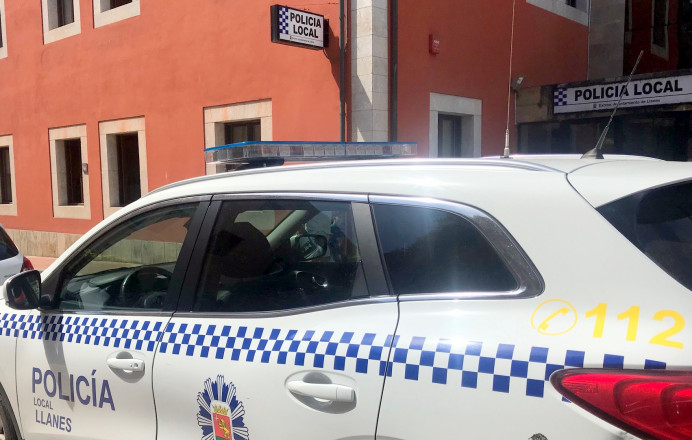 Policía Local sorprende de madrugada a dos jóvenes grafiteros - Concejo de Llanes