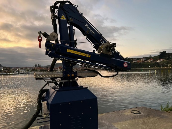 Ribadesella/Ribeseya mejora su puerto pesquero con la instalación de una grúa hidráulica - Concejo de Ribadesella