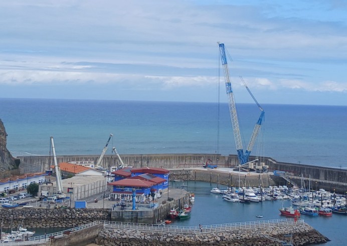 Comienza la instalación de la gran grúa en el puerto de Lastres para reforzar su estructura - Concejo de Colunga