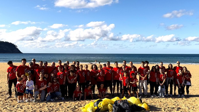 Grupo Díaz Carbajosa retira 44 kilos de residuos en la playa de Rodiles en su tercera edición de ‘Mójate contra la Basuraleza’ - Concejo de Villaviciosa
