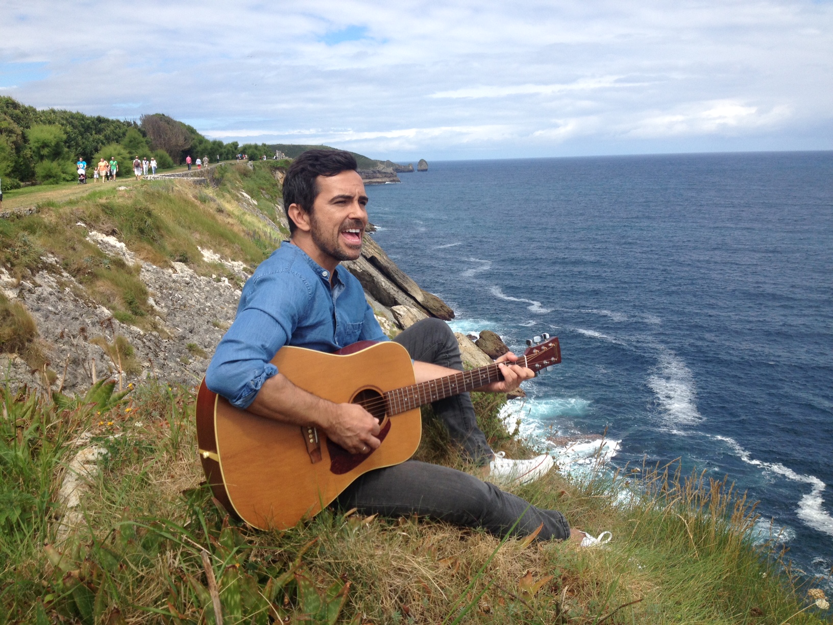 Juanra Arnaiz, líder del grupo Guaraná, elige los paisajes de Llanes para grabar el videoclip del inicio de su carrera en solitario - Concejo de Llanes