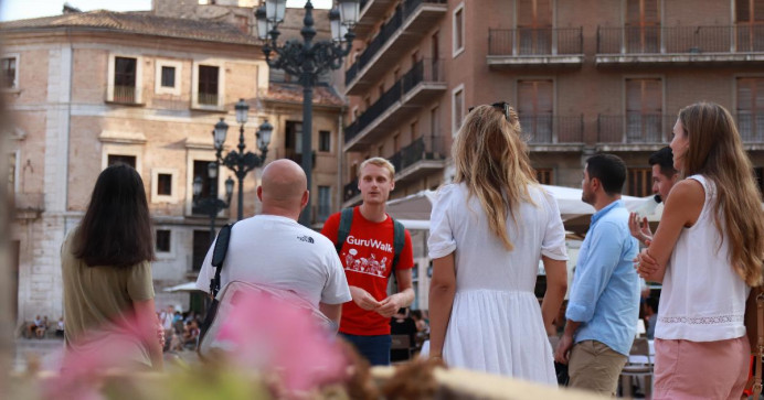 Guías de GuruWalk en Oviedo son acosados e insultados a diario mientras realizan sus free tours - Asturias