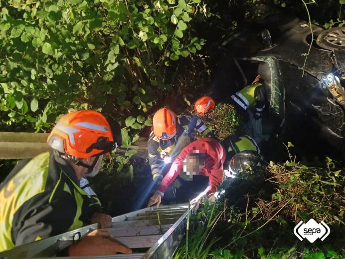 Herido un conductor tras caer por un desnivel en Amieva - Sucesos