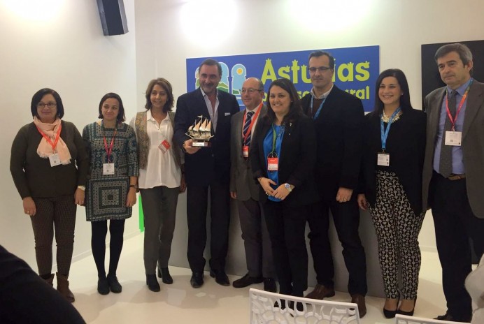 Llanes participó en Fitur en la entrega del Primer Premio Villas Marineras al periodista radiofónico Carlos Herrera - Concejo de Llanes