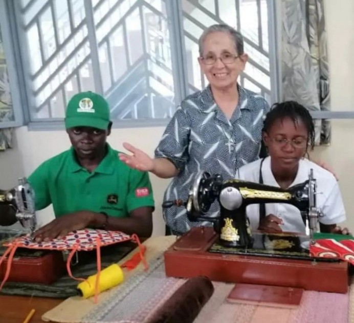 Sor Ángela Gutiérrez Bada, nombrada Hija Predilecta de Peñamellera Baja por su labor humanitaria en África - Concejos Peñamellera Alta y Baja