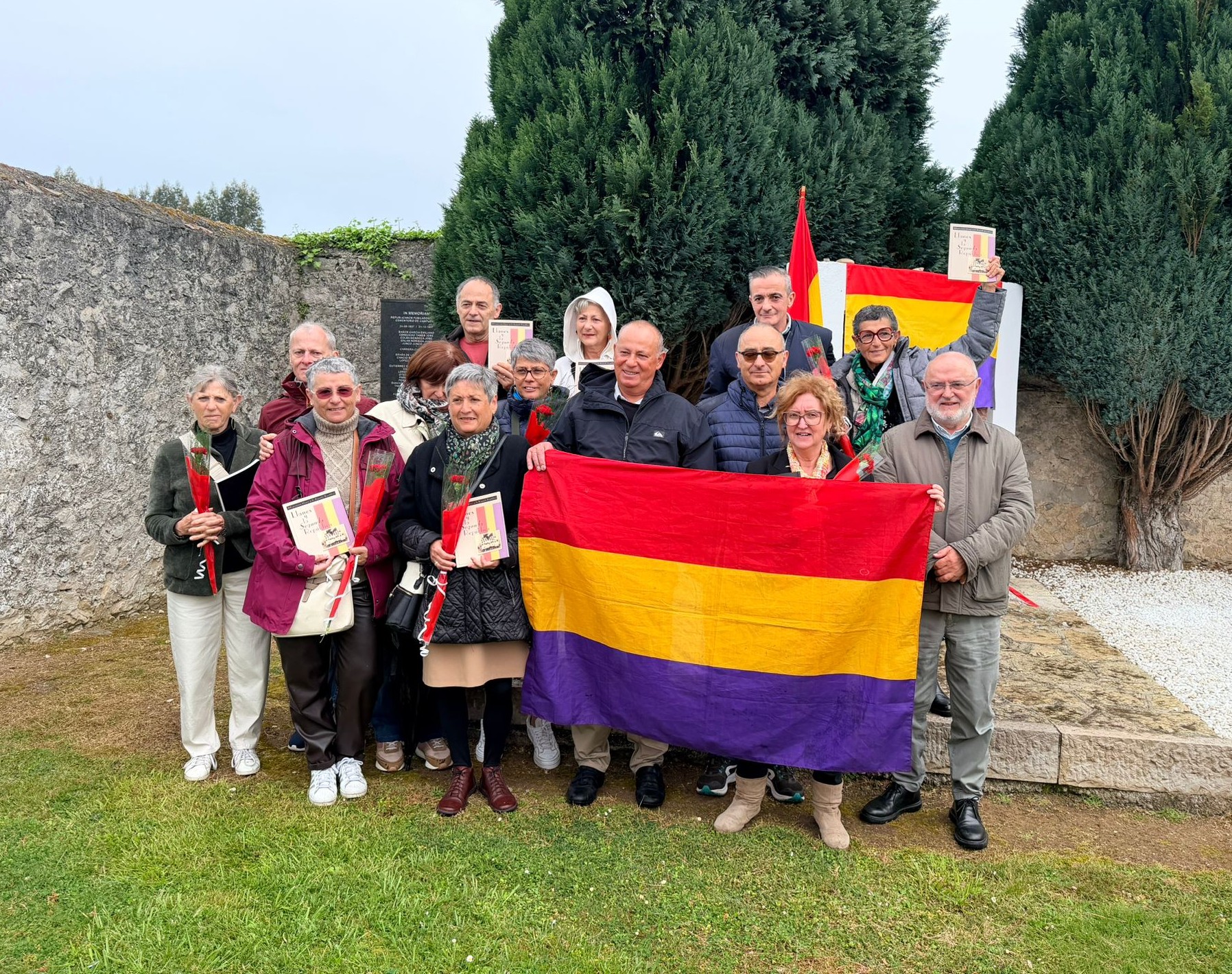 El PSOE de Llanes homenajea a los fusilados de 1937 en el aniversario de la II República - Concejo de Llanes
