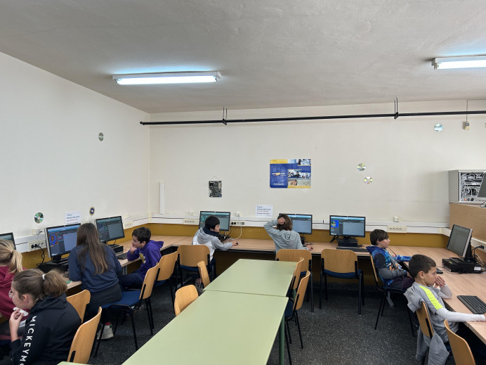 Los estudiantes del Colegio Público Manuel Fernández Juncos de Ribadesella celebran la Hora del Código - Concejo de Ribadesella