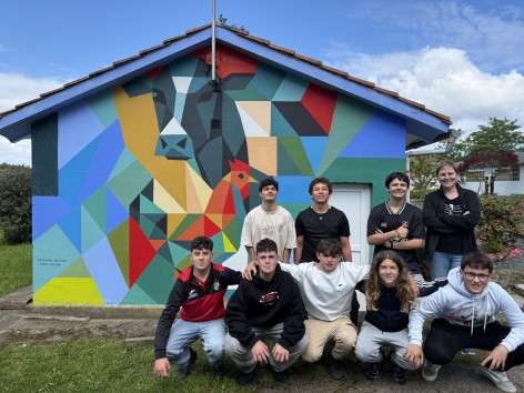 El alumnado del IES Luces impulsa un mural inspirado en el entorno rural