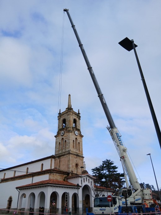 Reparación de la cruz de la torre de la iglesia de Colunga - Concejo de Colunga
