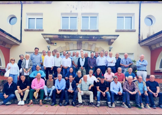 Reencuentro de 1ª promoción de FP II de la Granja Escuela de Luces tras 44 años de finalizar estudios - Concejo de Colunga