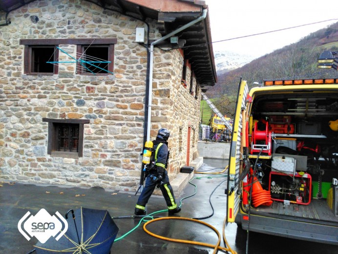 Extinguido el incendio declarado en una vivienda de Peridiello, en Lena. - Sucesos