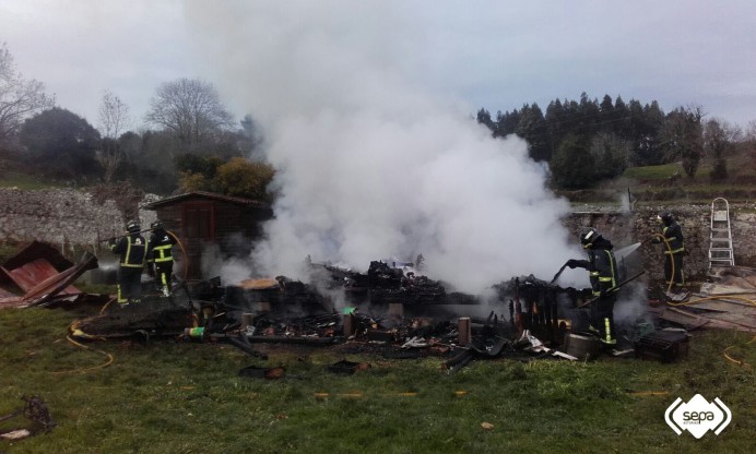 Arde una cabaña de madera en Poo - Concejo de Llanes