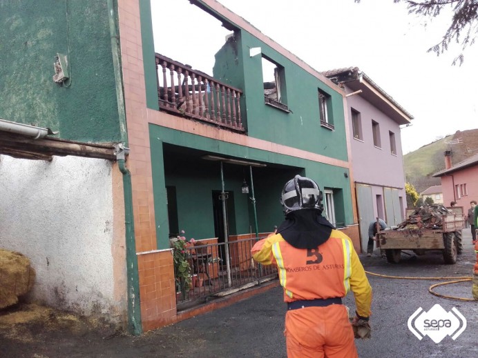 Arde una vivienda en la localidad piloñesa de Capareda. - Concejo de Piloña