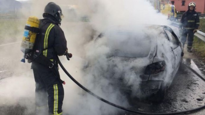 Incendio de vehículo en Venta del Pobre - Concejo de Colunga