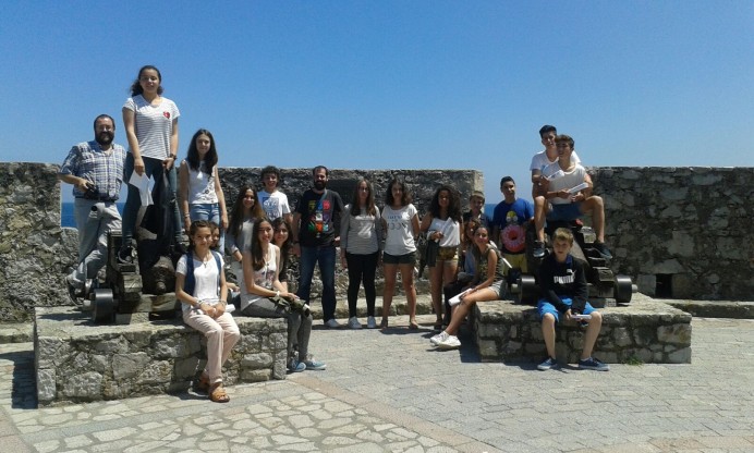 Turismo. Visita de alumnos del IES de Llanes al puerto pesquero - Concejo de Llanes