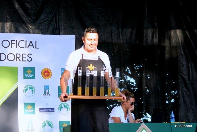 Jorge Vargas gana el I Concurso de Escanciado de Lastres - Fiestas y Tradiciones