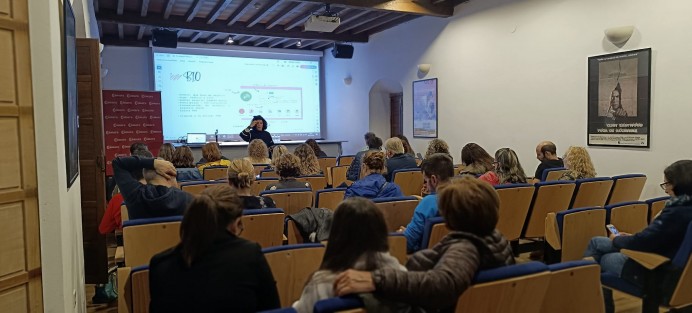 La Cámara de Comercio de Oviedo impartió una jornada sobre redes sociales para negocios en Llanes - Concejo de Llanes