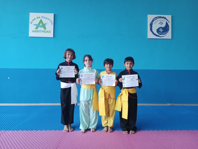 Jóvenes deportistas de Arriondas avanzan en sus grados de artes marciales - Concejo de Parres