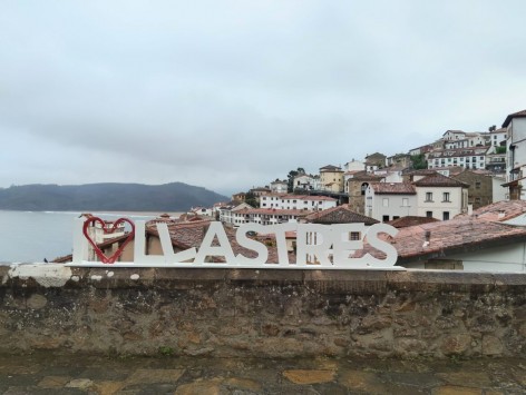 Colunga refuerza la imagen turística de Llastres con nuevas letras icónicas en el casco histórico