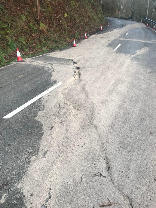 Una enorme grieta provoca riesgo de hundimiento de la carretera AS-258, que conecta Colunga con Infiesto. - Concejo de Colunga