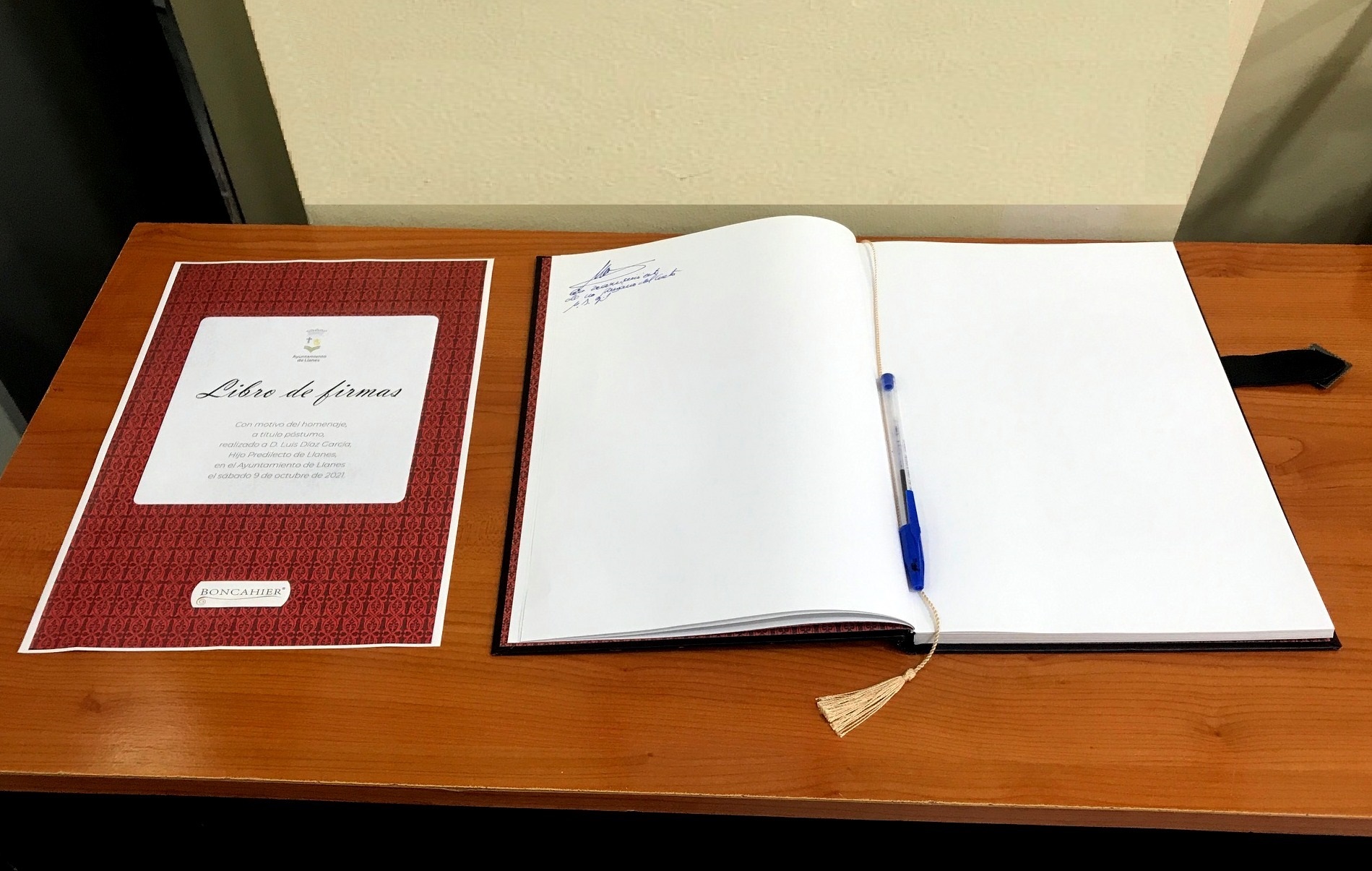 Hasta el 15 de noviembre, libro de firmas D. Luis Díaz - Concejo de Llanes