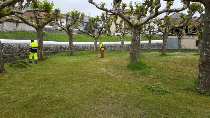 El ayuntamiento de Llanes sigue ejecutando trabajos de limpieza en pueblos del municipio - Concejo de Llanes