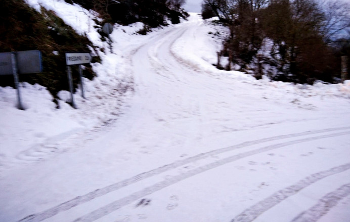 Llanes, limpieza carreteras nieve accesos Priédamu y Fresneu - Concejo de Llanes