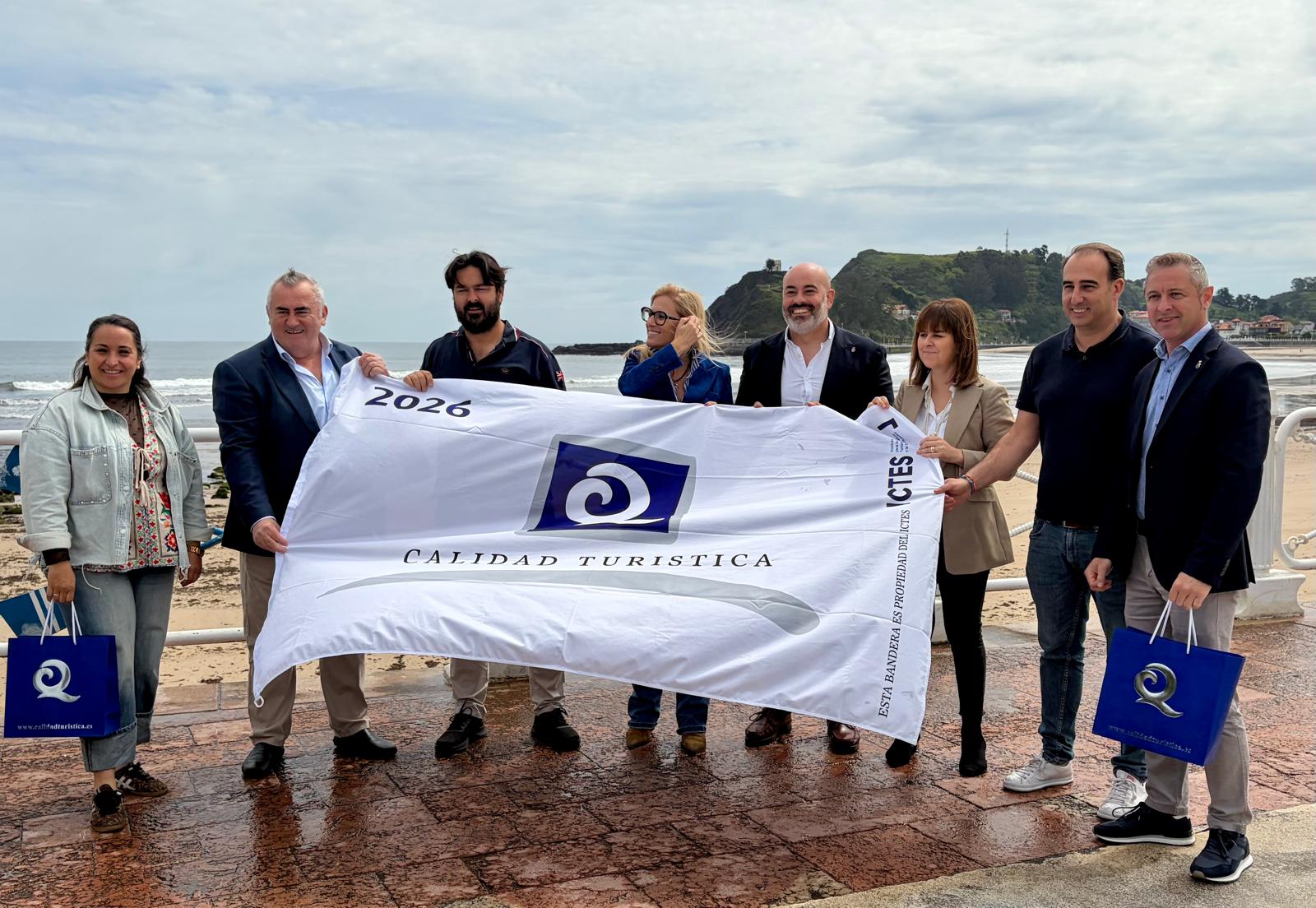 Llanes renueva las Banderas Q de calidad turística para las playas de Toró y Palombina - Concejo de Llanes