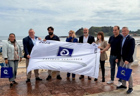 Llanes renueva las Banderas Q de calidad turística para las playas de Toró y Palombina
