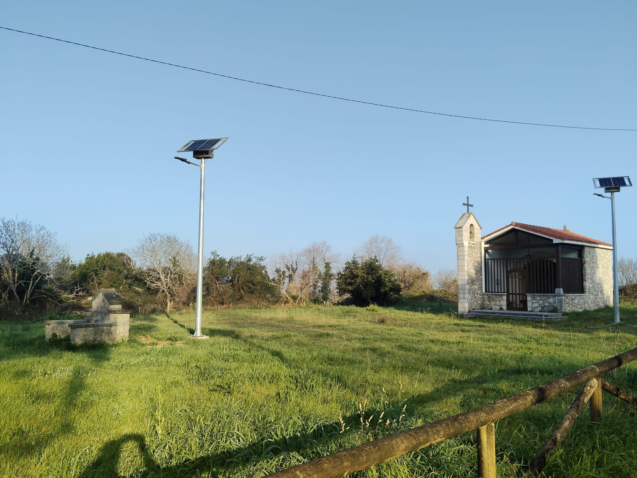 Llanes instala nuevas luminarias solares en Garaña y Los Carriles para mejorar la eficiencia energética de sus áreas recreativas - Concejo de Llanes