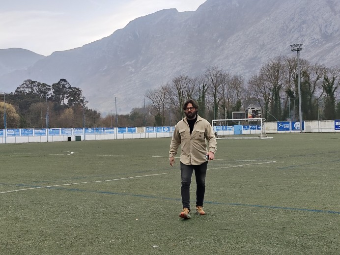Llanes invertirá 205.000 euros en renovar el césped del campo de fútbol de La Corredoria en Posada