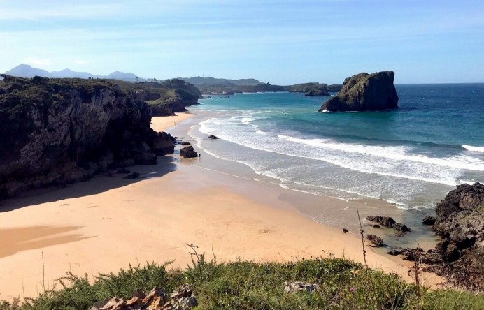 El Ayuntamiento de Llanes pone en marcha este sábado el Plan de Salvamento en Playas, con 53 efectivos en plantilla - Concejo de Llanes