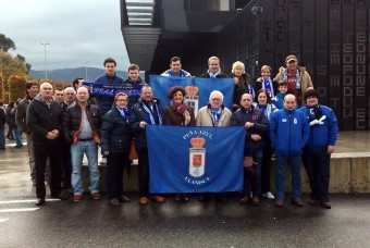 La peña Azul Llanisca animó al Real Oviedo en Torrelavega - Todo Deportes