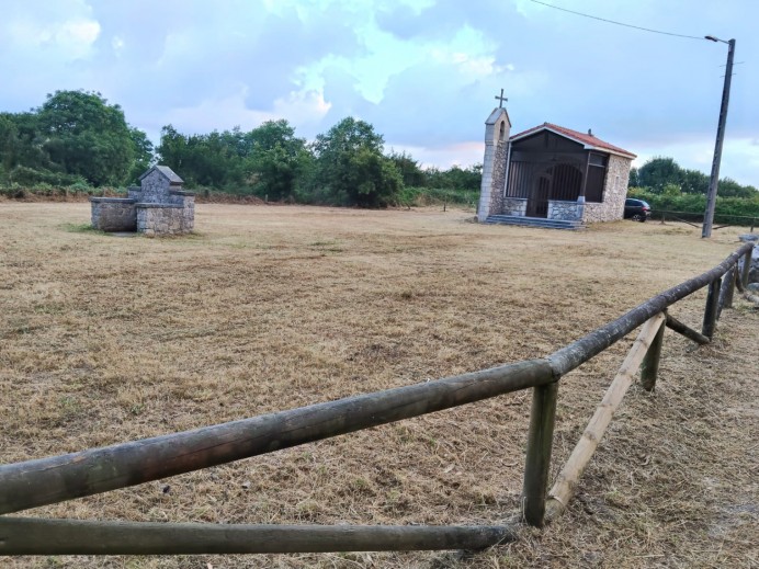 Llanes intensifica las labores de desbroce y limpieza en pueblos de todo el concejo - Concejo de Llanes