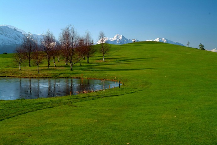Llanes adquiere varios vehículos eléctricos para el campo municipal de golf - Concejo de Llanes