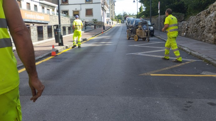 El Ayuntamiento de Llanes renueva las marcas viales de Llanes, Posada y Nueva - Concejo de Llanes