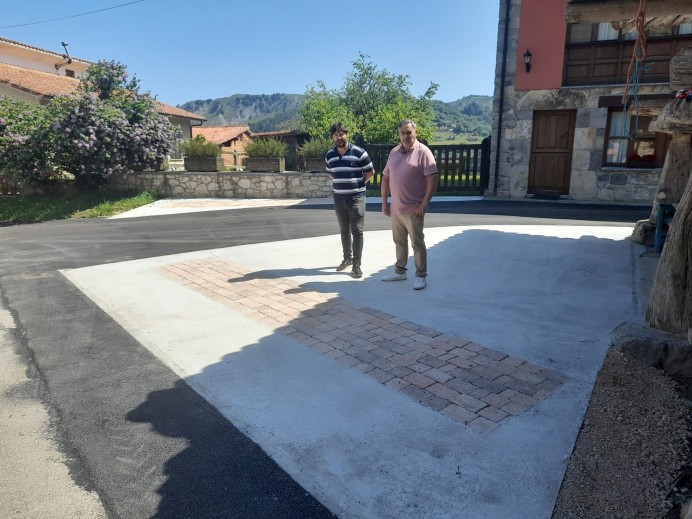  El Ayuntamiento de Llanes finaliza la pavimentación de los caminos de La Jaza y LAlisal en El Cuetu Meré - Concejo de Llanes