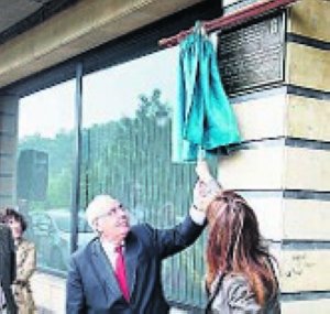 El PAS denuncia que sigue sin aparecer la placa desaparecida, en honor de Manfer de Llera - Asturias