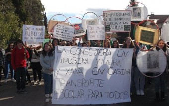 "La consejera en limusina y Laura y Xana en casina" - Educación